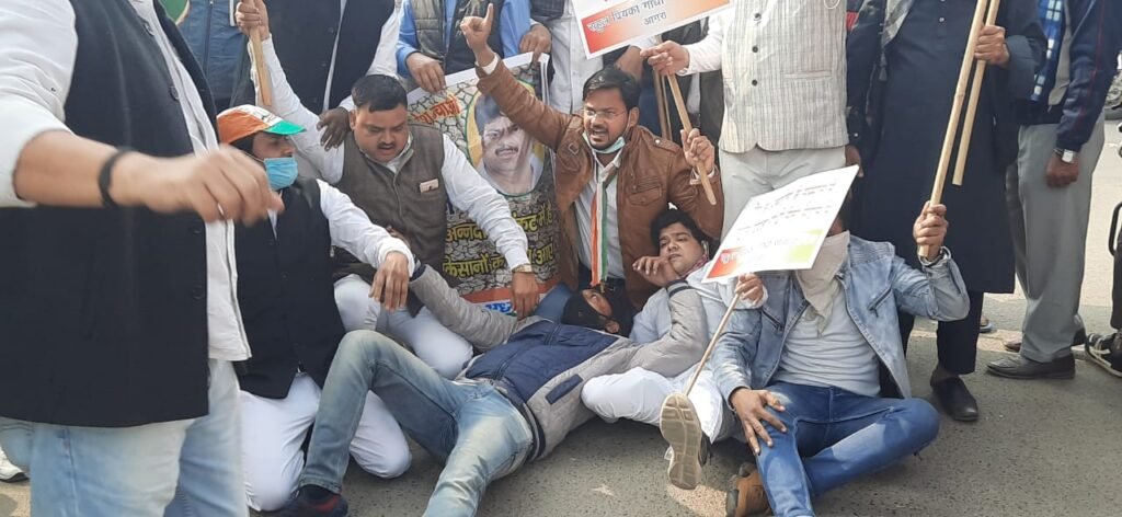 Rahul-Priyanka Gandhi Army protests by sieging district headquarters, supporting 'Bharat Band'