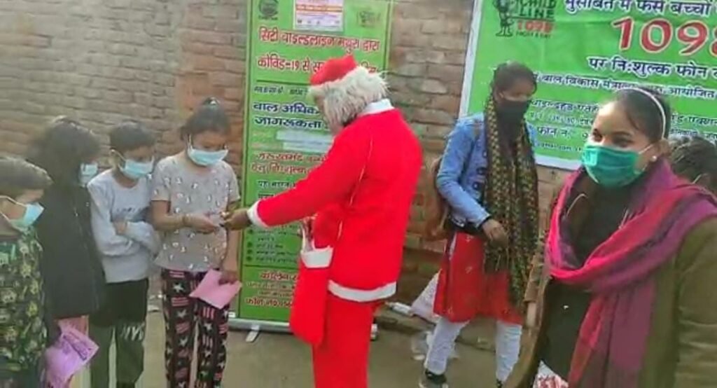 Merry Christmas: Children of Basti race to see Santa Claus, dance as soon as gift is received