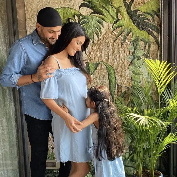 This star couple announced the good news by making a perfect family photoshoot, see interesting pictures