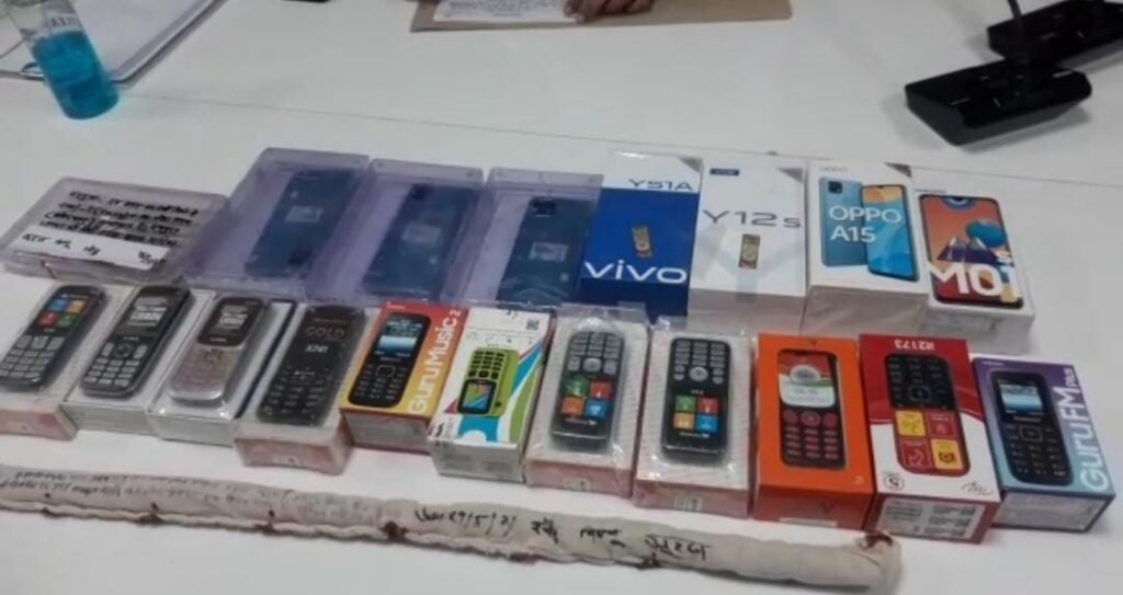 Dhaka communication recovered from a straw cell, stolen goods, three accused arrested