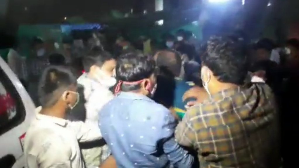 Employees of Paras Hospital showed hooliganism, thrashed the people standing outside the hospital by taking action