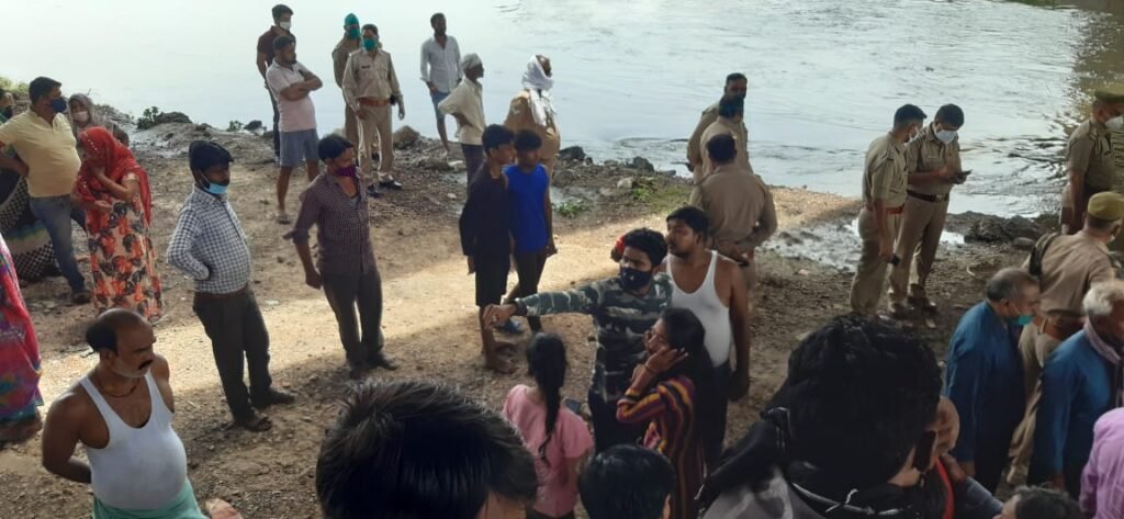 Two youths drowned in Yamuna river under Jawahar bridge, chaos in the family, search continues