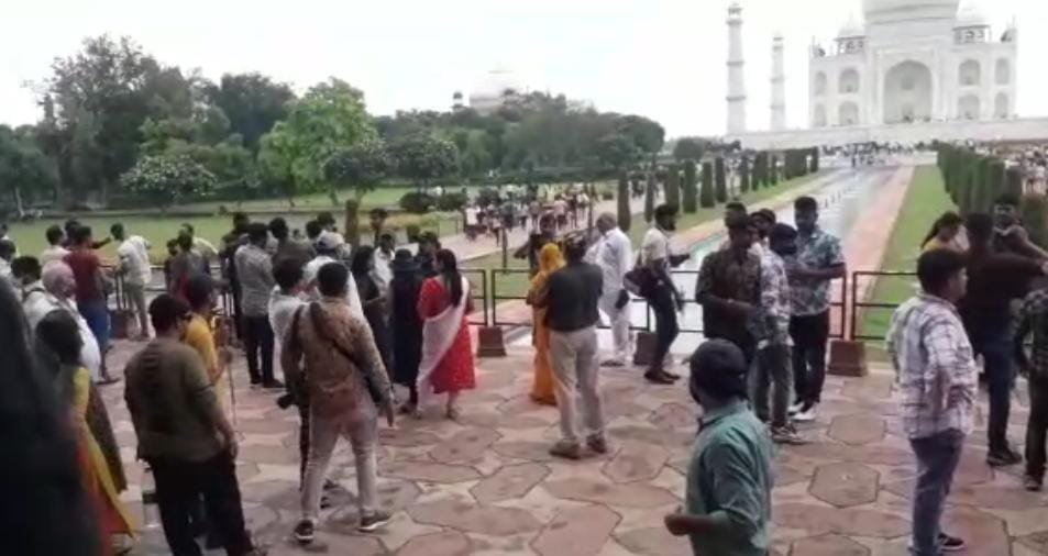 Tourists are flouting Corona guidelines in Taj Mahal, Archaeological Department is also careless