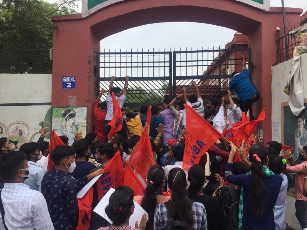 Demonstrating vigorously, ABVP imposed lockdown in Agra University, made serious allegations against officials