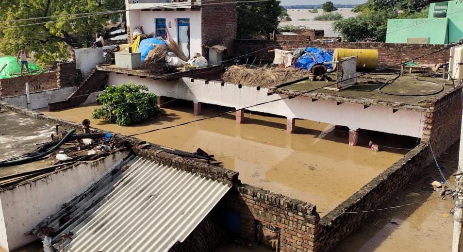 40 villages affected by the flood caused by Chambal river, villagers forced to live under open sky, craving for food and drink