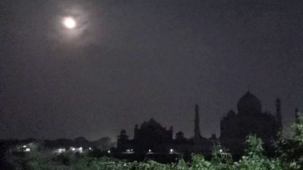 After 527 days, tourists visited the Taj Mahal in Moon Night, knowing when and when they will be able to see Taj night