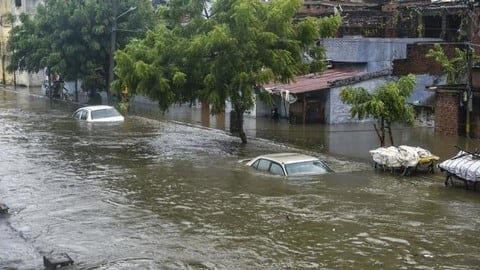 Rain wreaks havoc in UP, schools-colleges closed for two days, 45 people died, houses-trees collapsed
