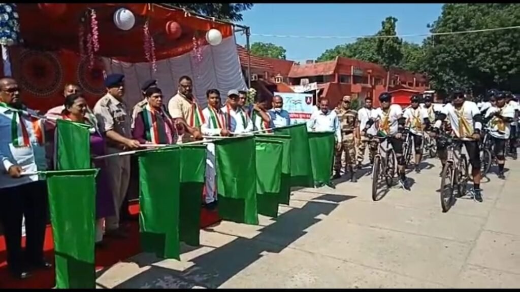 Minister of State Dr Dharmesh flagged off CISF's cycle journey on a journey of 1703 km