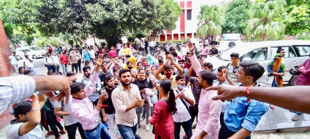 ABVP's ruckus in Agra University over the problems of students, gave this ultimatum