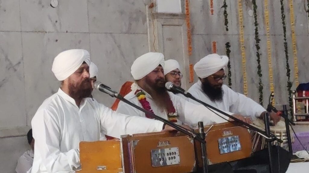 Sangat immersed in devotional rasa in the kirtan court, Kovid paid tribute to the dead