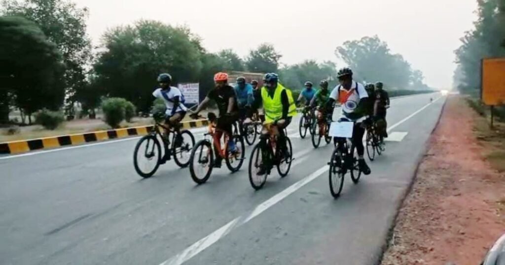 Agra DM-SSP did corona vaccine ride, celebrating 100 crore vaccination soon