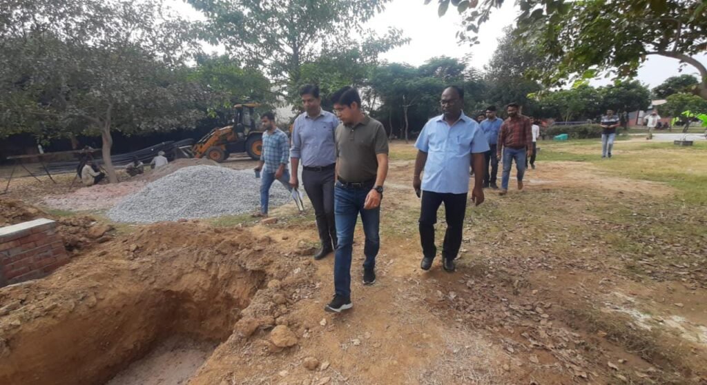 ADA Vice President Rajendra Pensia inspected the construction work of Agra Chowpatty, saw the sitting area.