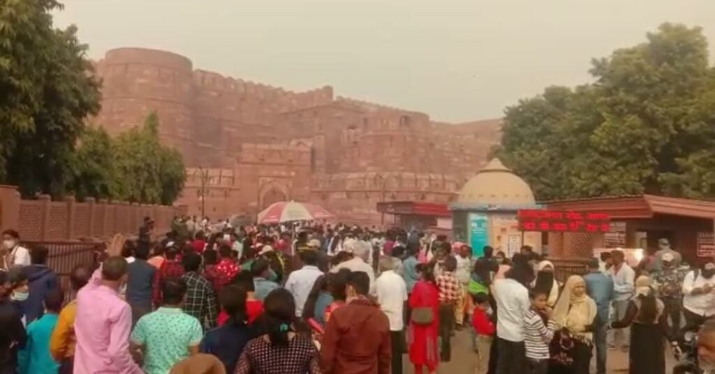 Tourists thronged on the last day of Deepotsav, had to wait to see the Taj-Fort