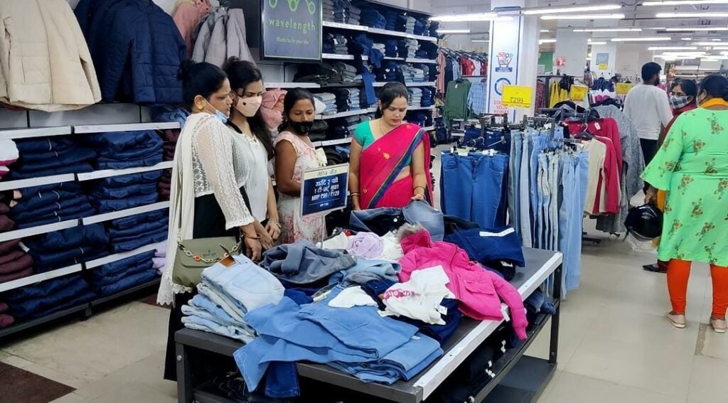 Raunak returned to shopping malls after Deepotsav, craze was also shown about Bollywood film 'Suryavanshi'