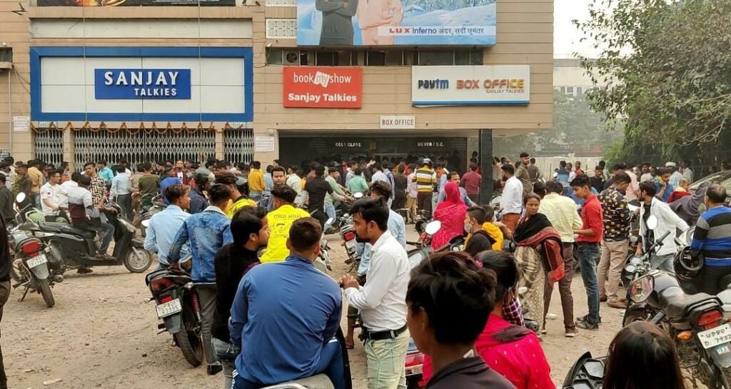 After a long time, the theaters broke down, bought tickets in black to watch 'Sooryavanshi' in Sanjay Talkies