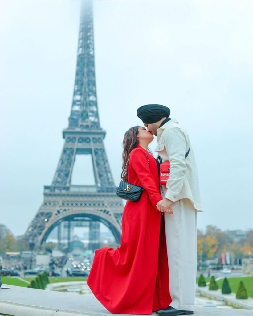 Bollywood singer Neha Kakkar did lip lock kiss in the shadow of Eiffel Tower, pictures went viral