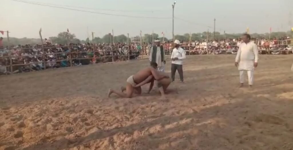 At the end of Bateshwar fair, a huge riot was organized at the state level, in the last wrestling, there was equality between the wrestlers.