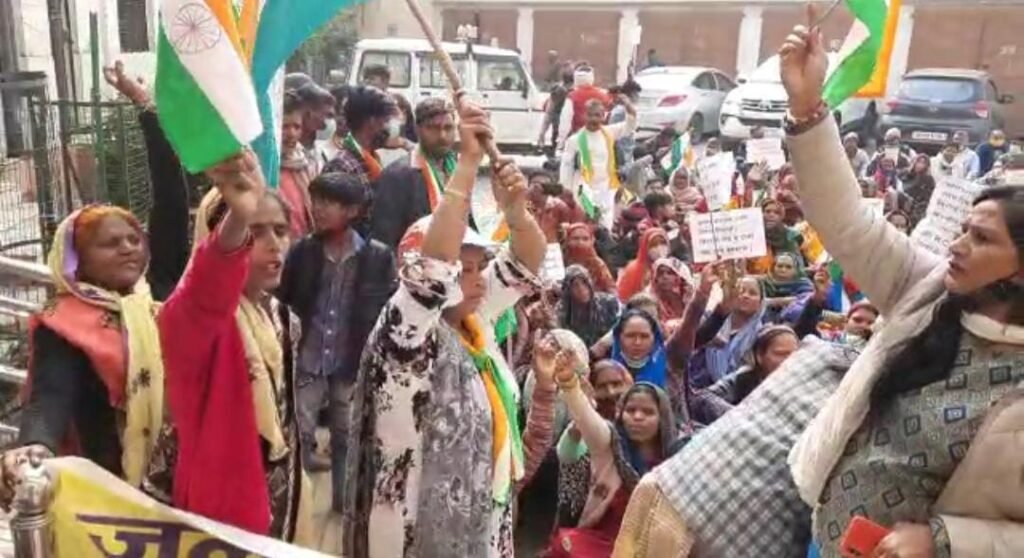 Agra headquarters gheraoed demanding for construction of drain, slogans raised by MP-MLA Murdabad