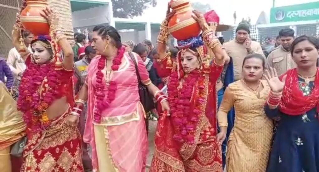 A grand procession of eunuchs from all over the country came out with pomp in Agra, people were left watching