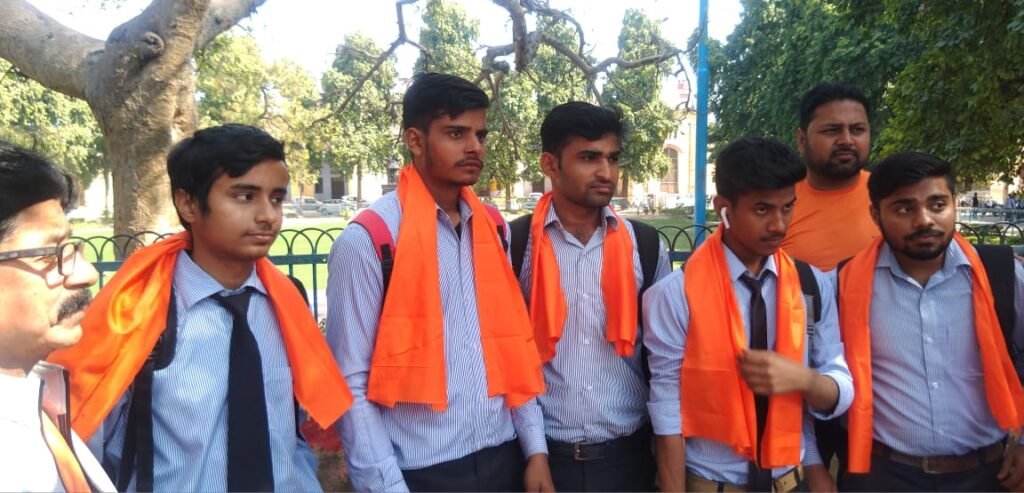 In protest against Hijab, Hindu organization, Yogi Youth Brigade distributed saffron pots outside Agra College