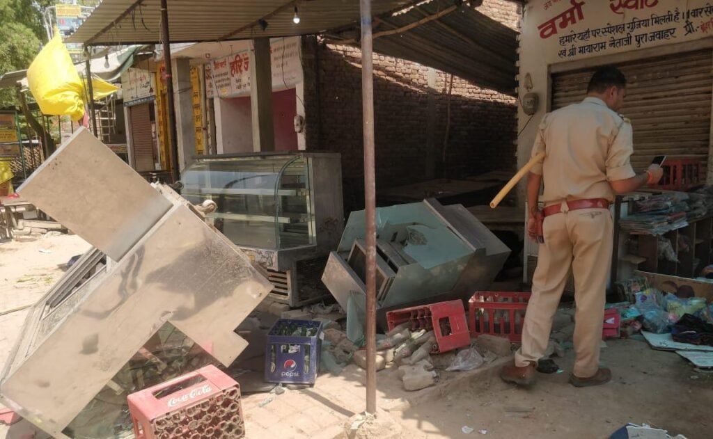 In the dispute of the shop, sticks and stone pelting in two sides, many injured including former district panchayat member
