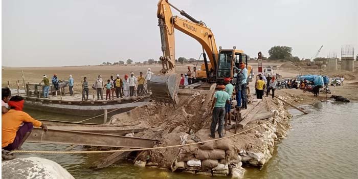  Sleepers of pontoon bridge on Chambal river removed, UP-MP vehicles stuck for three hours